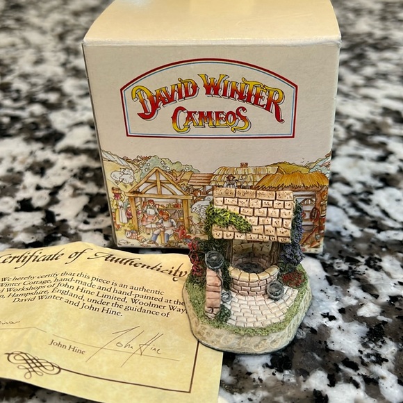 David Winter Cottage Cameos Penny Wishing Well - Picture 1 of 6